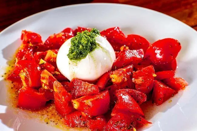Ensalada de tomate y burrata